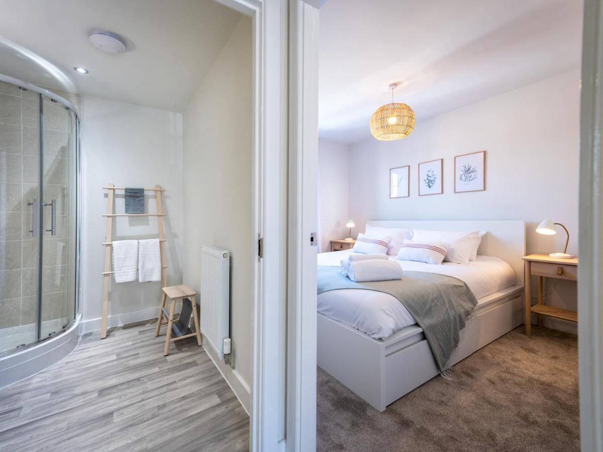 Pass The Keys Brand New 1 Bedroom Modern Contemporary Apartment Ludlow