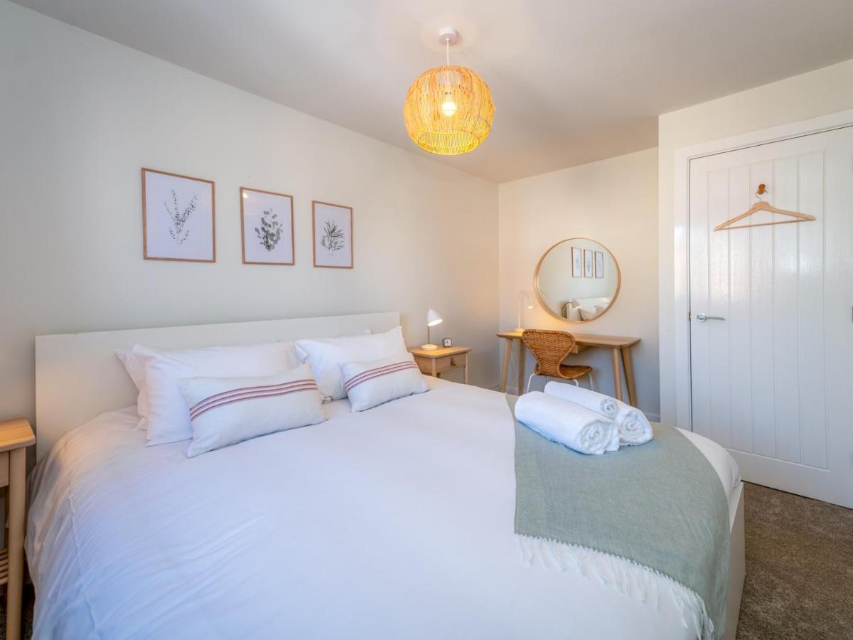 Pass The Keys Brand New 1 Bedroom Modern Contemporary